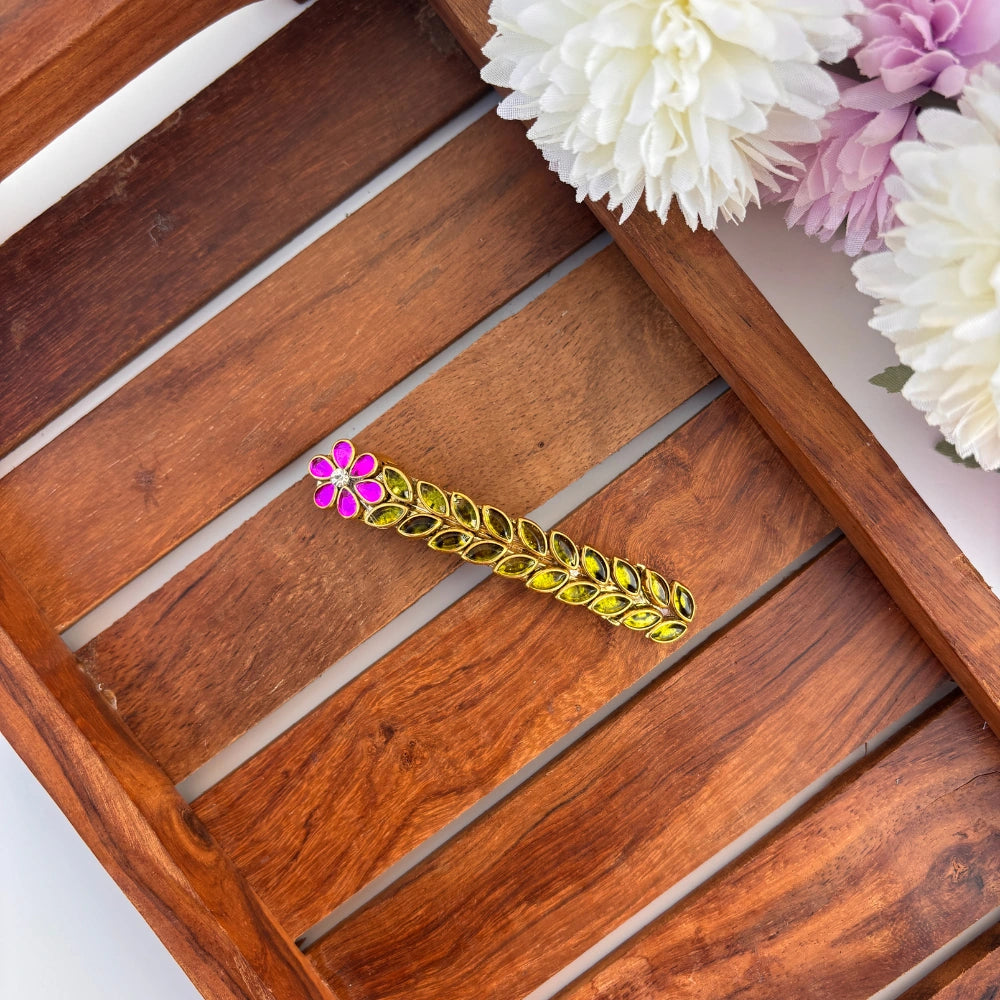 Pink Petal Leaf Center Clip