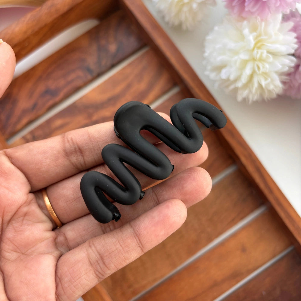✨ Minimal Wave Hair Claw – Medium