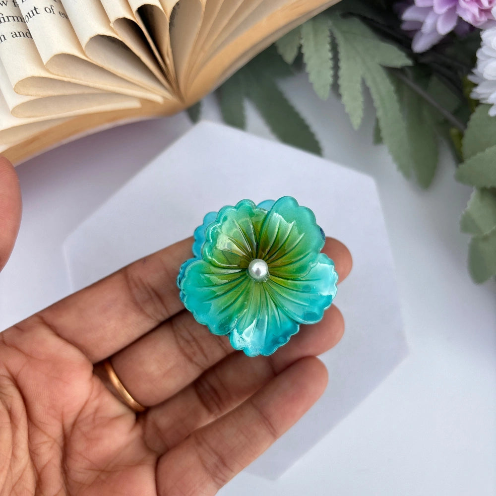Pearl Center Hibiscus Hair Claw – Small