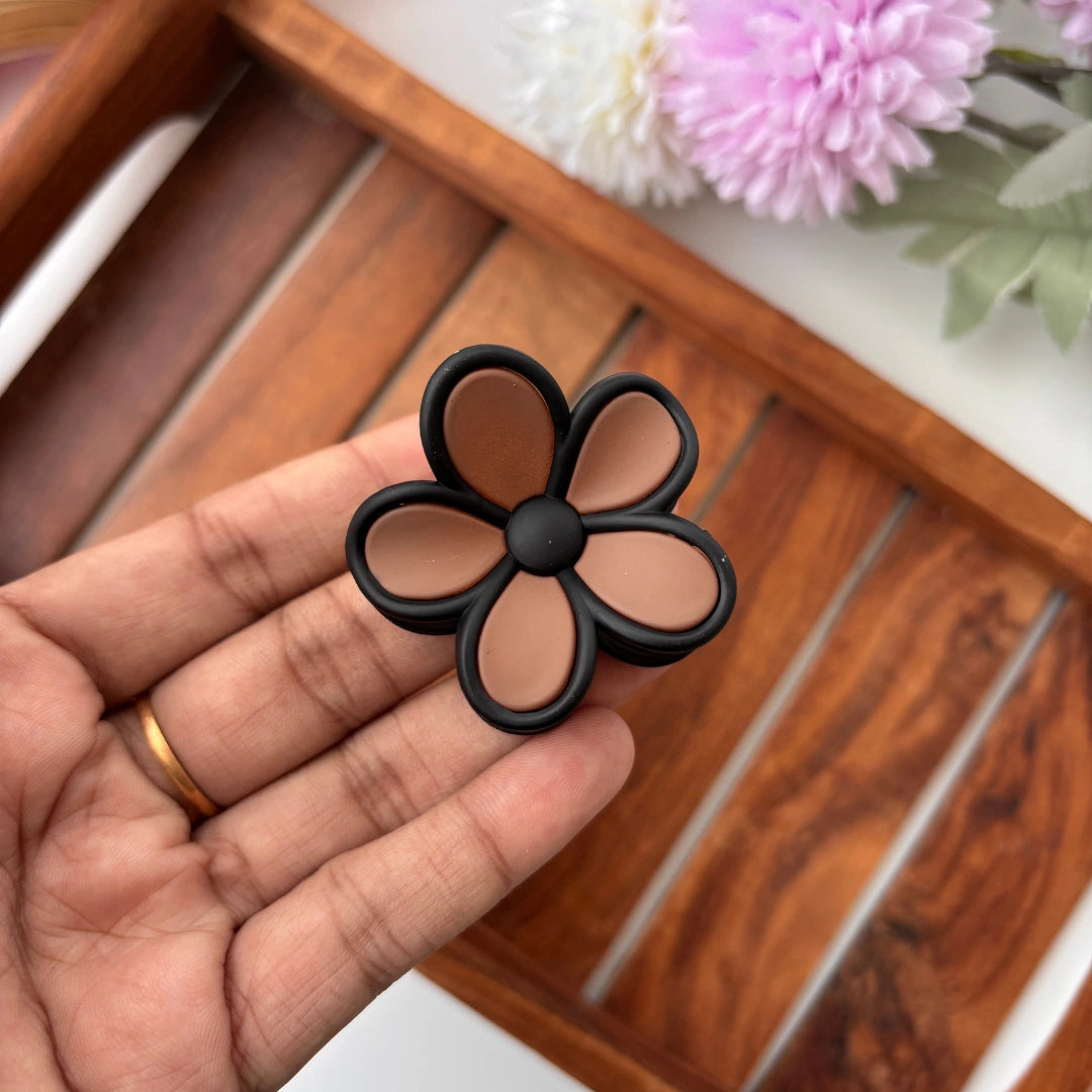 Glossy Outline Daisy Flower Hair Claw – Small