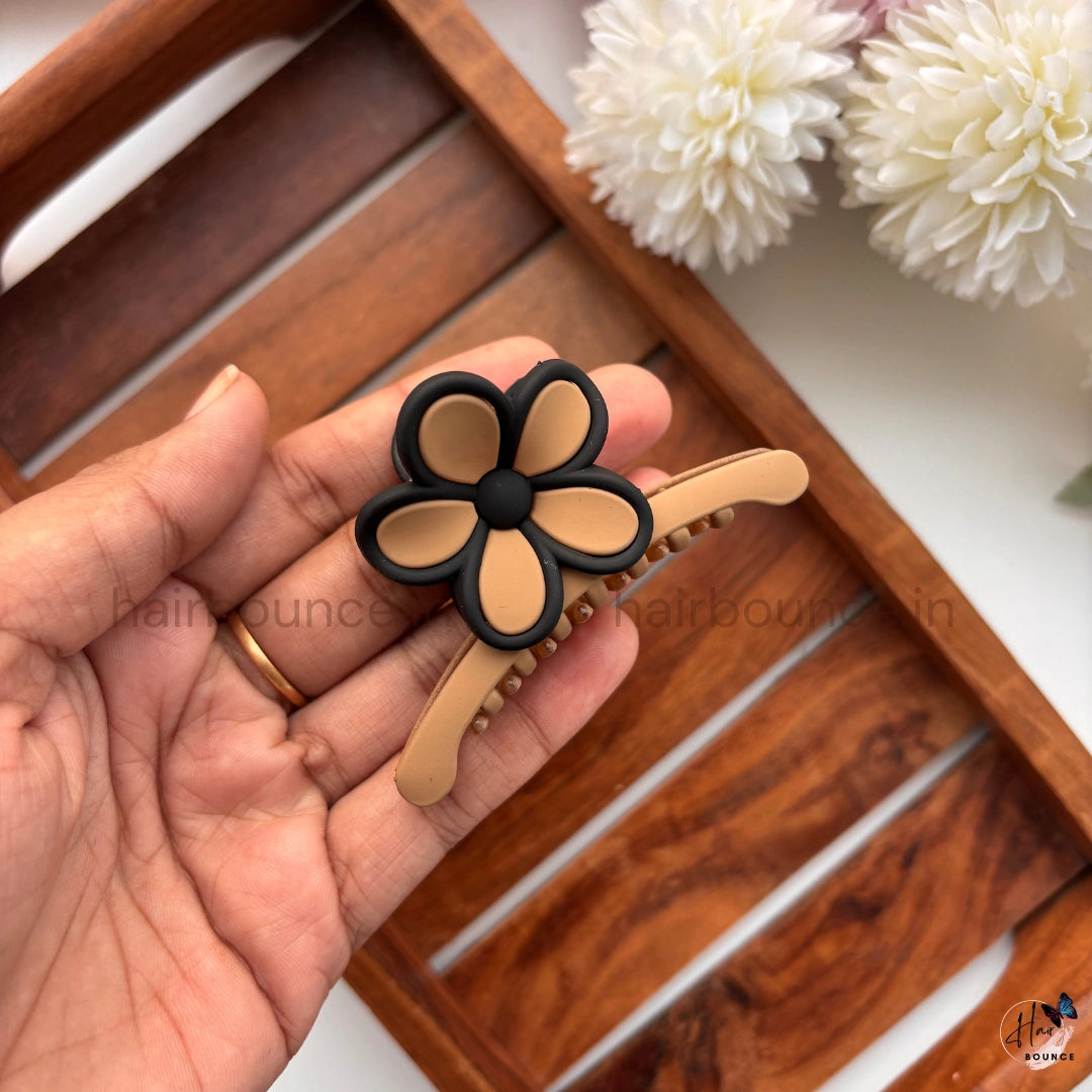 Matte Daisy Flower Hair Claw – Medium