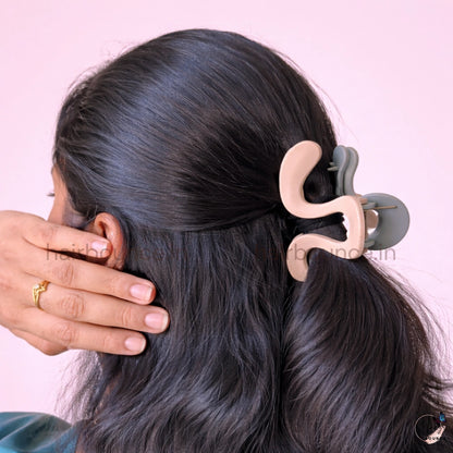 Dual-Colour Abstract Wave Hair Claw – Medium