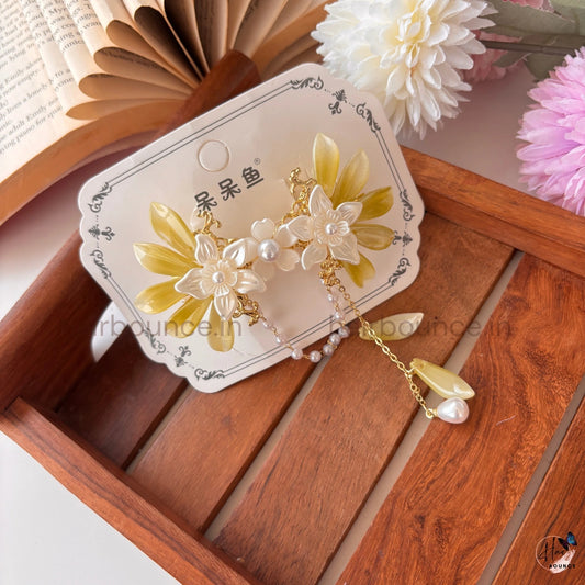 Golden Pearl Bloom Dangle Hair Clip – Elegant Floral Metal Barrette