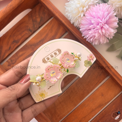 Blossom Pearl Floral Center Clip