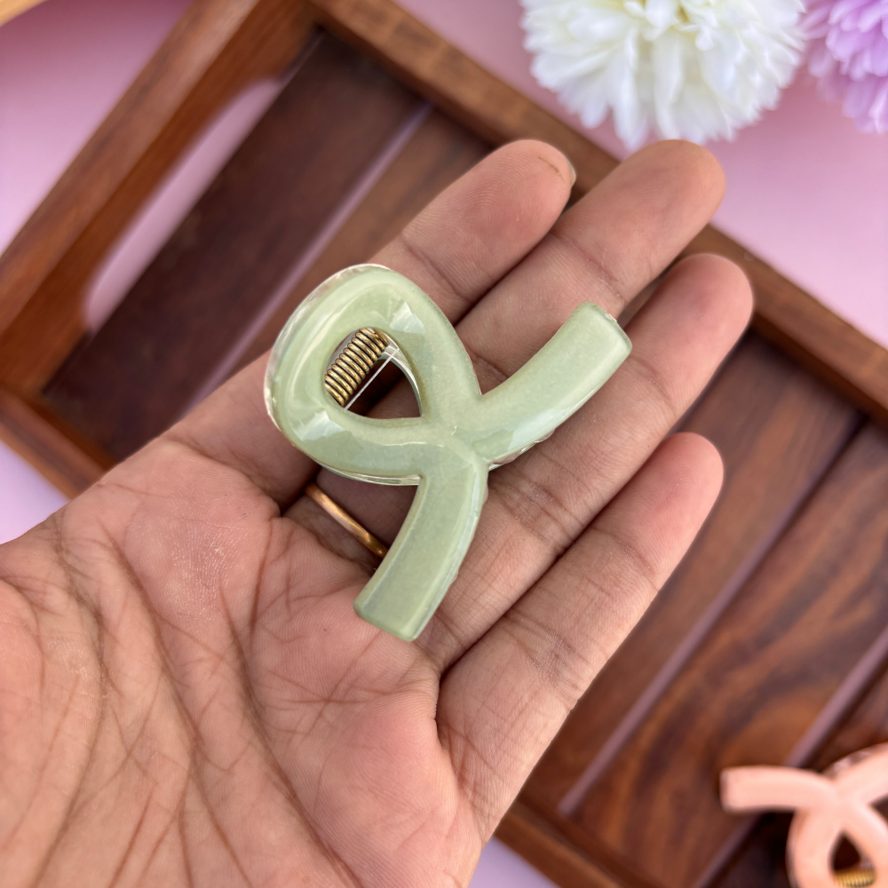 Shinny Finish Loop Hair Claw - Medium