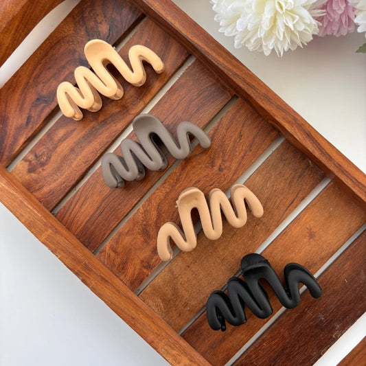 ✨ Minimal Wave Hair Claw – Medium