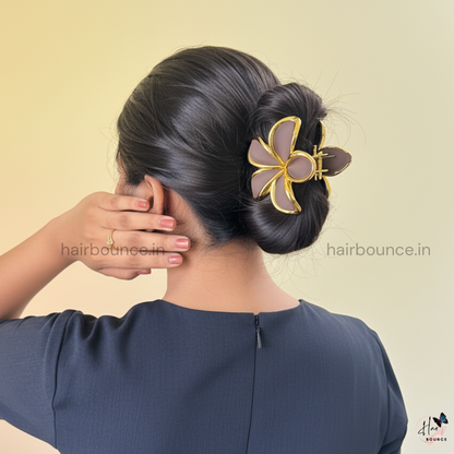 Elegant Gold-Outline Bloom Hair Claw – Large