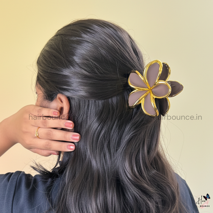 Elegant Gold-Outline Bloom Hair Claw – Large