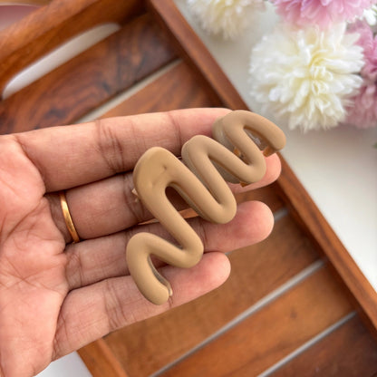 ✨ Minimal Wave Hair Claw – Medium