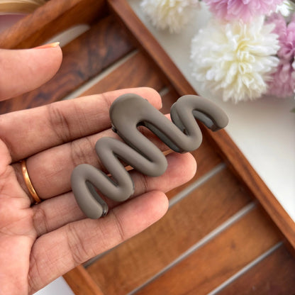 ✨ Minimal Wave Hair Claw – Medium