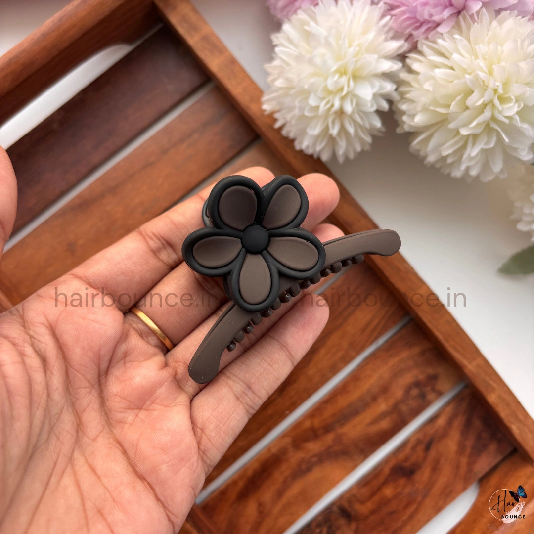 Matte Daisy Flower Hair Claw – Medium