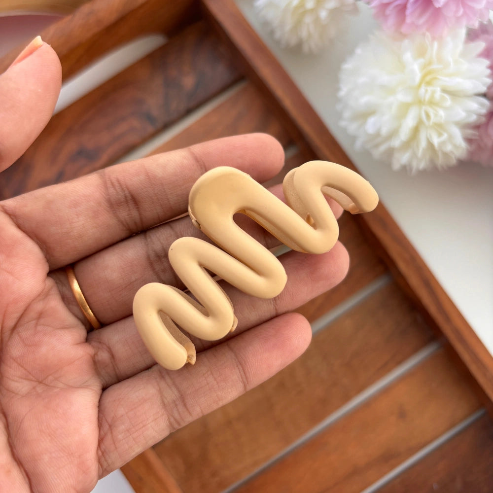 ✨ Minimal Wave Hair Claw – Medium