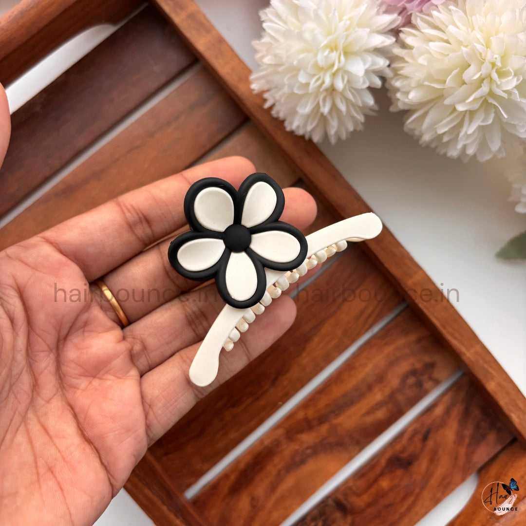 Matte Daisy Flower Hair Claw – Medium