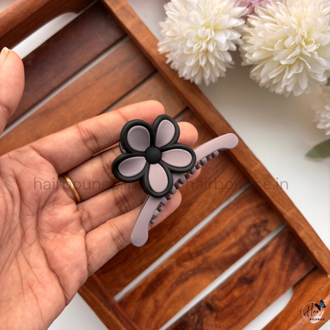 Matte Daisy Flower Hair Claw – Medium