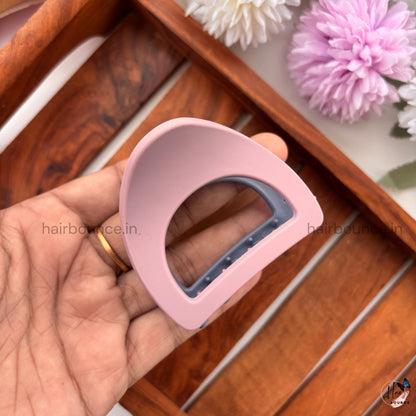 Dual-Colour D-Shape Hair Claw – Medium