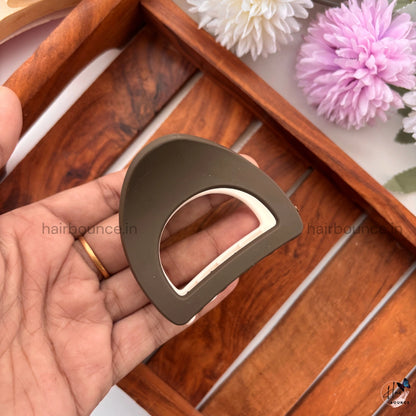 Dual-Colour D-Shape Hair Claw – Medium