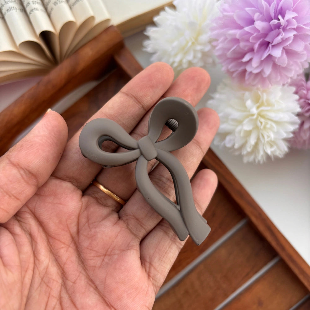 🎀 Minimal Ribbon Bow Hair Claw – Medium