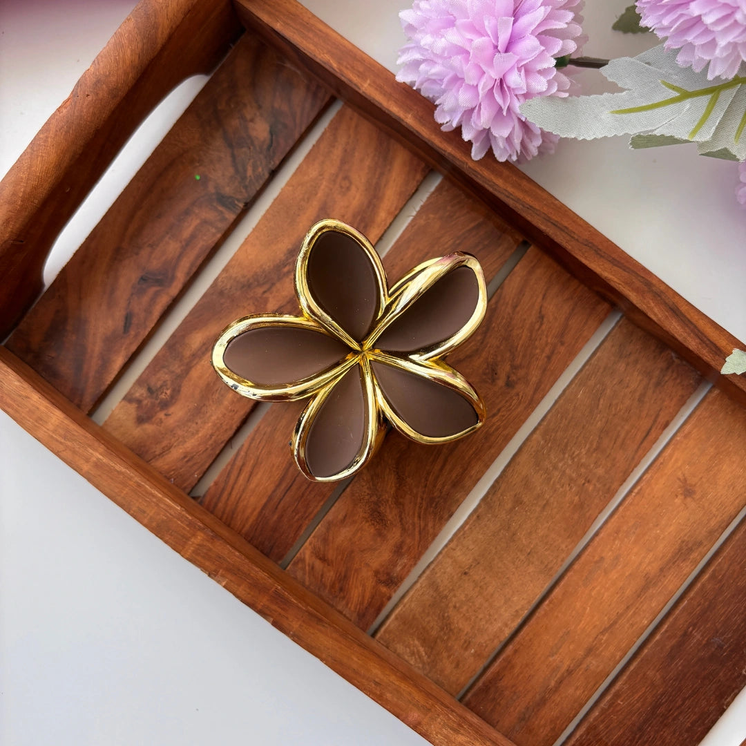 Elegant Gold-Outline Bloom Hair Claw – Large