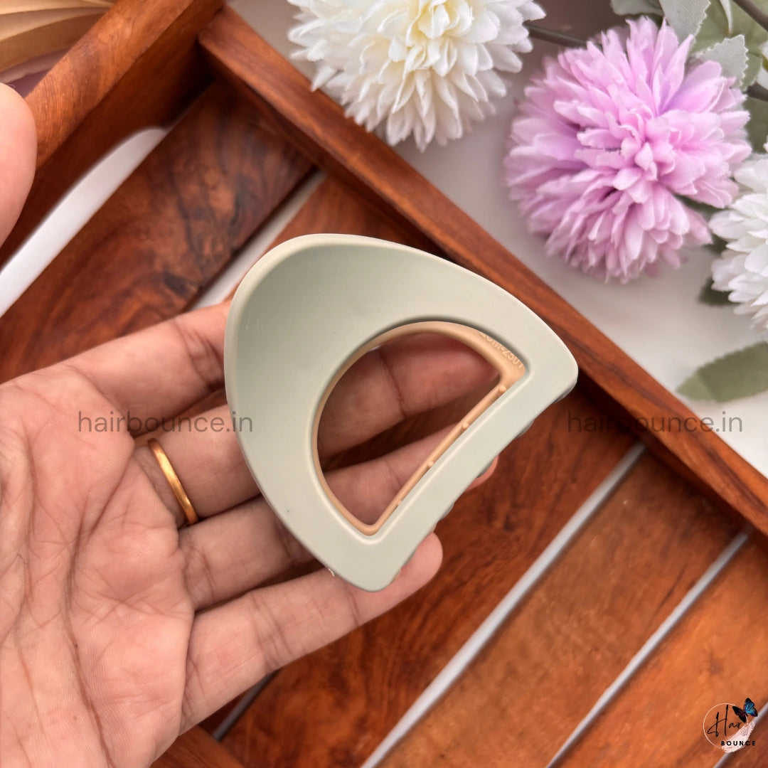 Dual-Colour D-Shape Hair Claw – Medium