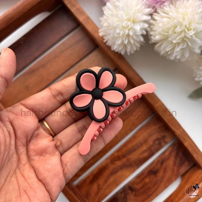 Matte Daisy Flower Hair Claw – Medium