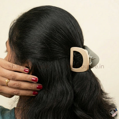 Dual-Colour D-Shape Hair Claw – Medium
