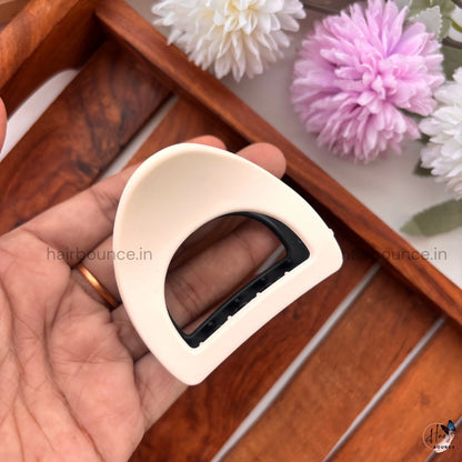Dual-Colour D-Shape Hair Claw – Medium