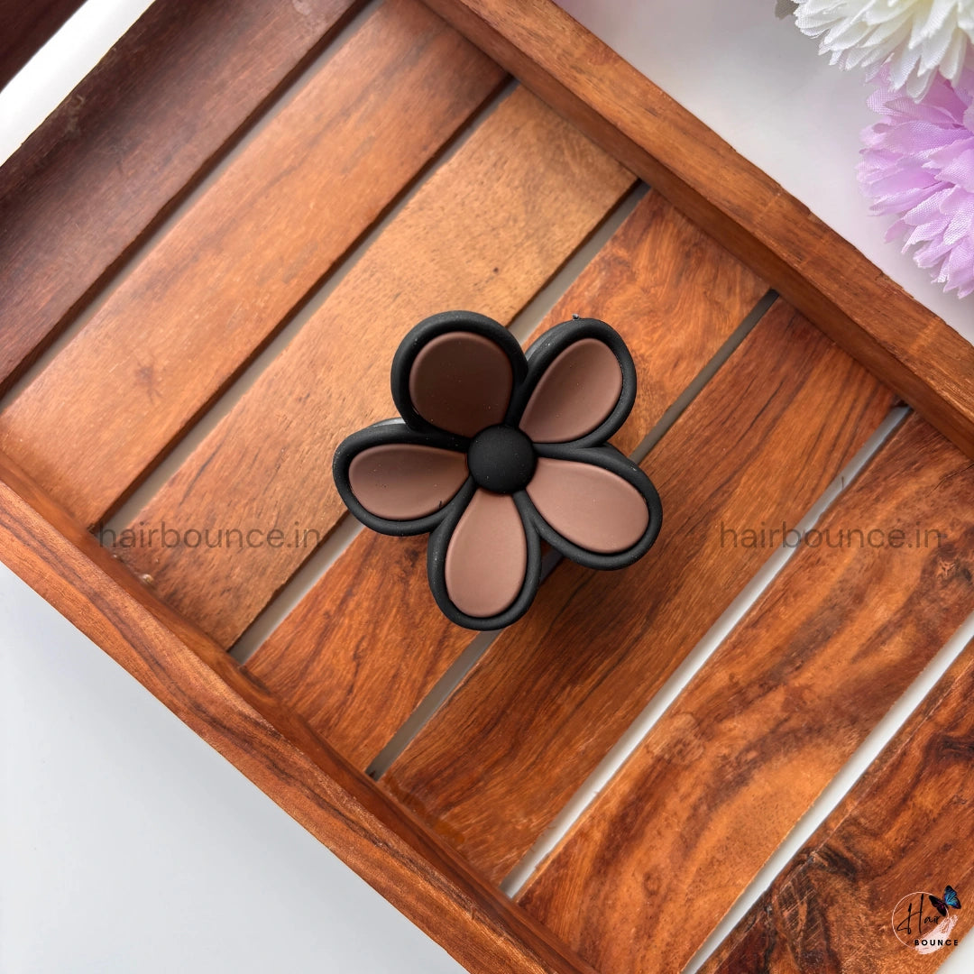 Matte Finish Outline Daisy Flower Hair Claw – Medium