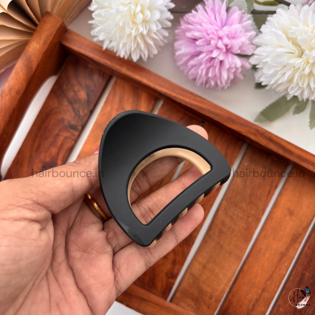 Dual-Colour D-Shape Hair Claw – Medium
