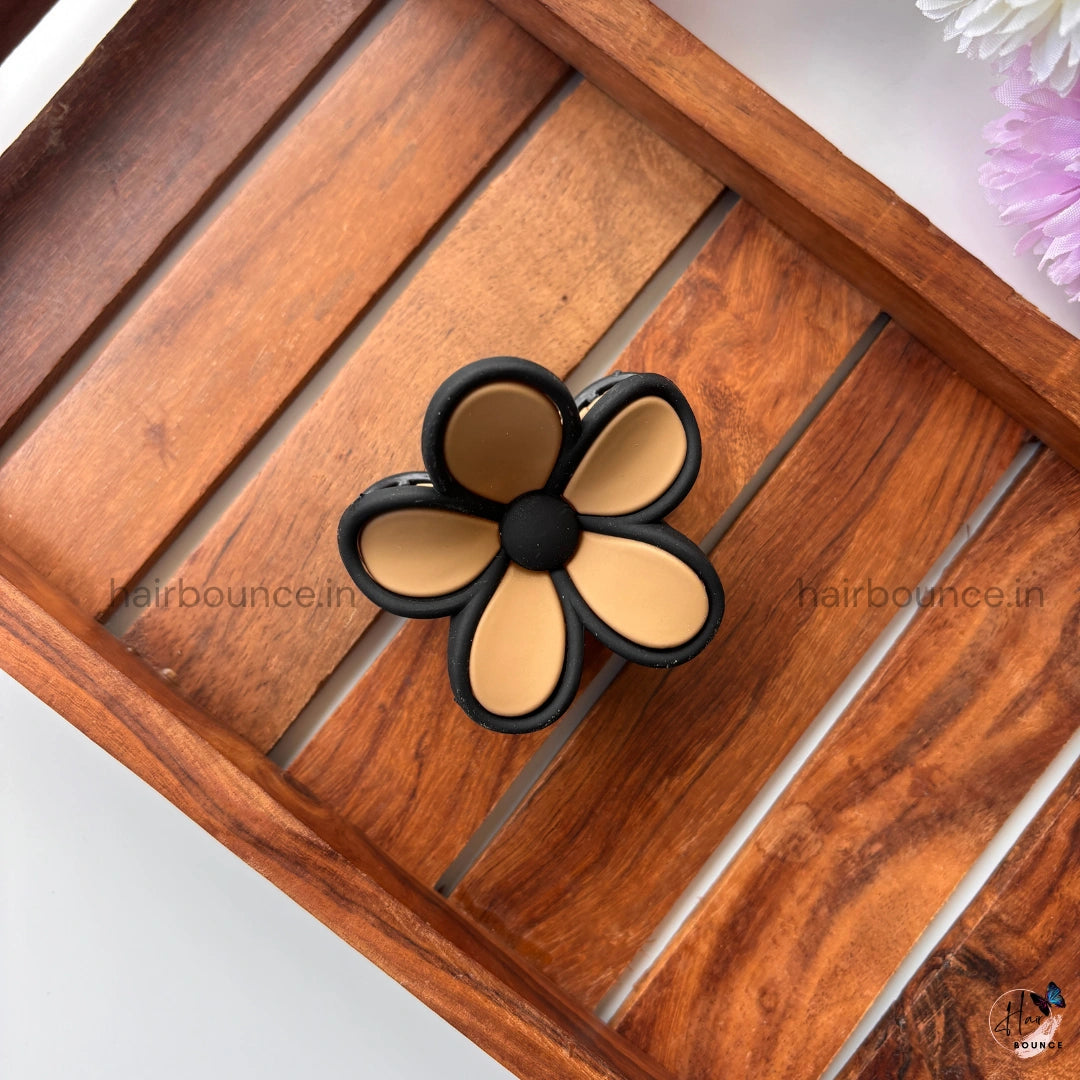 Matte Finish Outline Daisy Flower Hair Claw – Medium