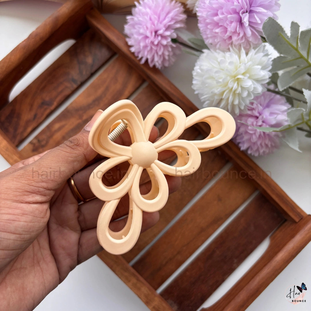 Matte Daisy Bloom Hair Claw – Large