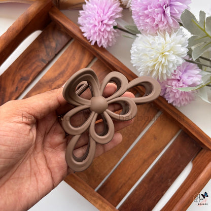 Matte Daisy Bloom Hair Claw – Large