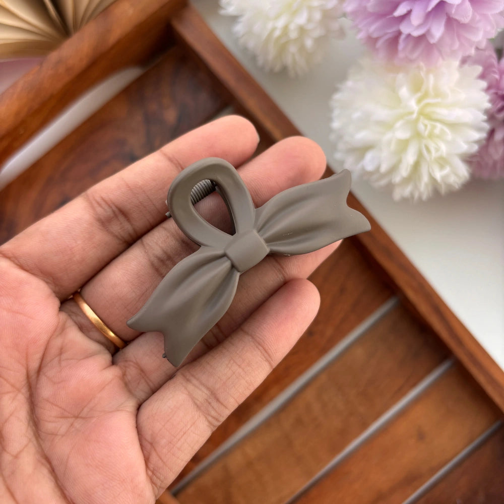 🎀 Matte Bow Hair Claw – Medium