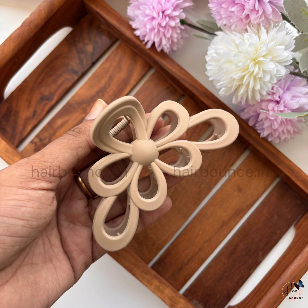 Matte Daisy Bloom Hair Claw – Large