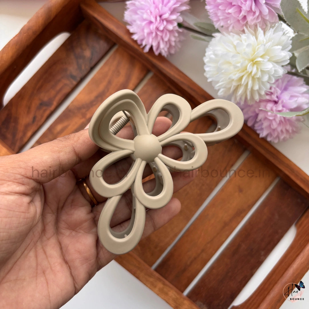 Matte Daisy Bloom Hair Claw – Large