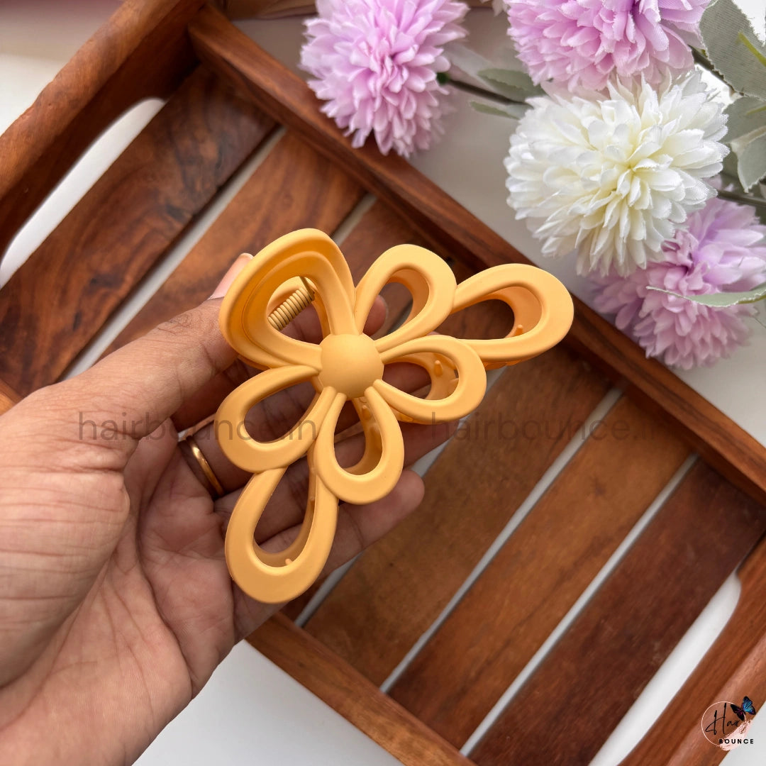 Matte Daisy Bloom Hair Claw – Large
