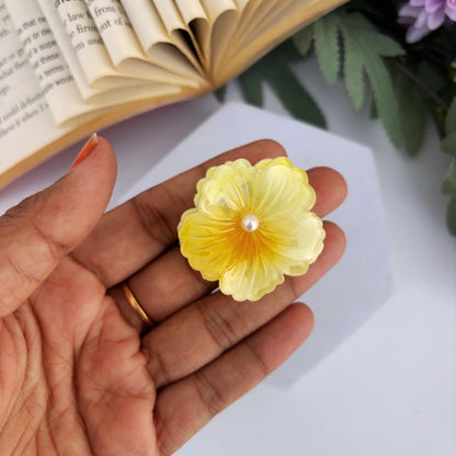 Pearl Center Hibiscus Hair Claw – Small