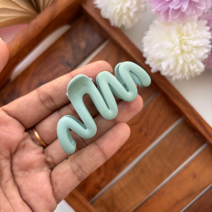 🎨 Pastel Wave Hair Claw – Medium