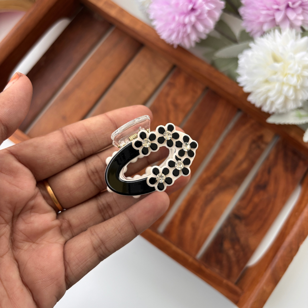Oval Daisy Hair Claw – Medium