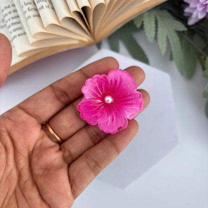 Pearl Center Hibiscus Hair Claw – Small