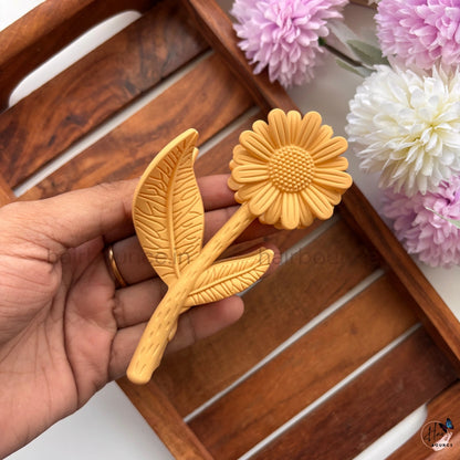 Matte Daisy Stem Hair Claw – Large