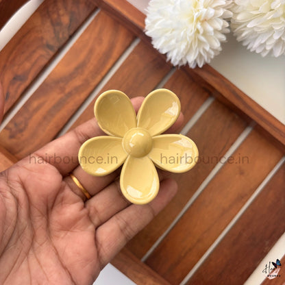 Pastel Daisy Bloom Hair Claw – Medium