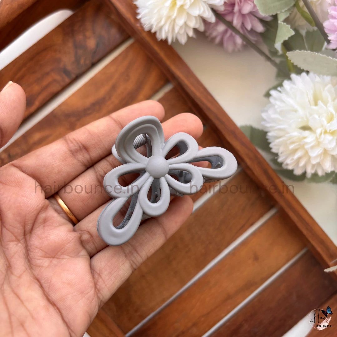 Daisy Bloom Hair Claw – Medium