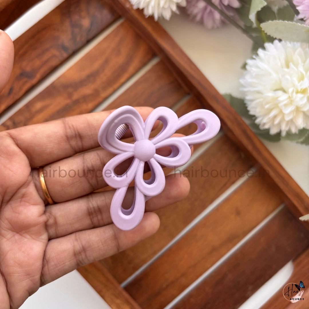 Daisy Bloom Hair Claw – Medium