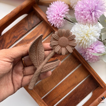 Matte Daisy Stem Hair Claw – Large