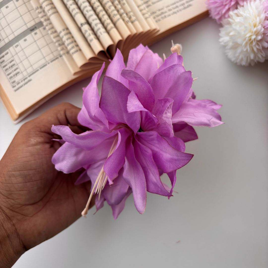 Loop Shape Floral Hair Claw – Large