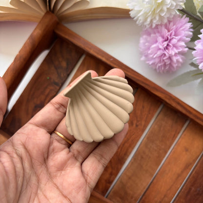 Matte Shell Hair Claw – Medium