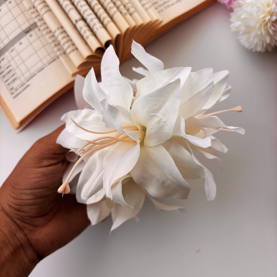 Loop Shape Floral Hair Claw – Large