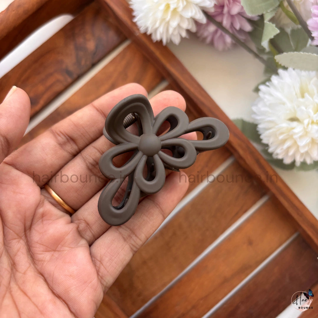 Daisy Bloom Hair Claw – Medium
