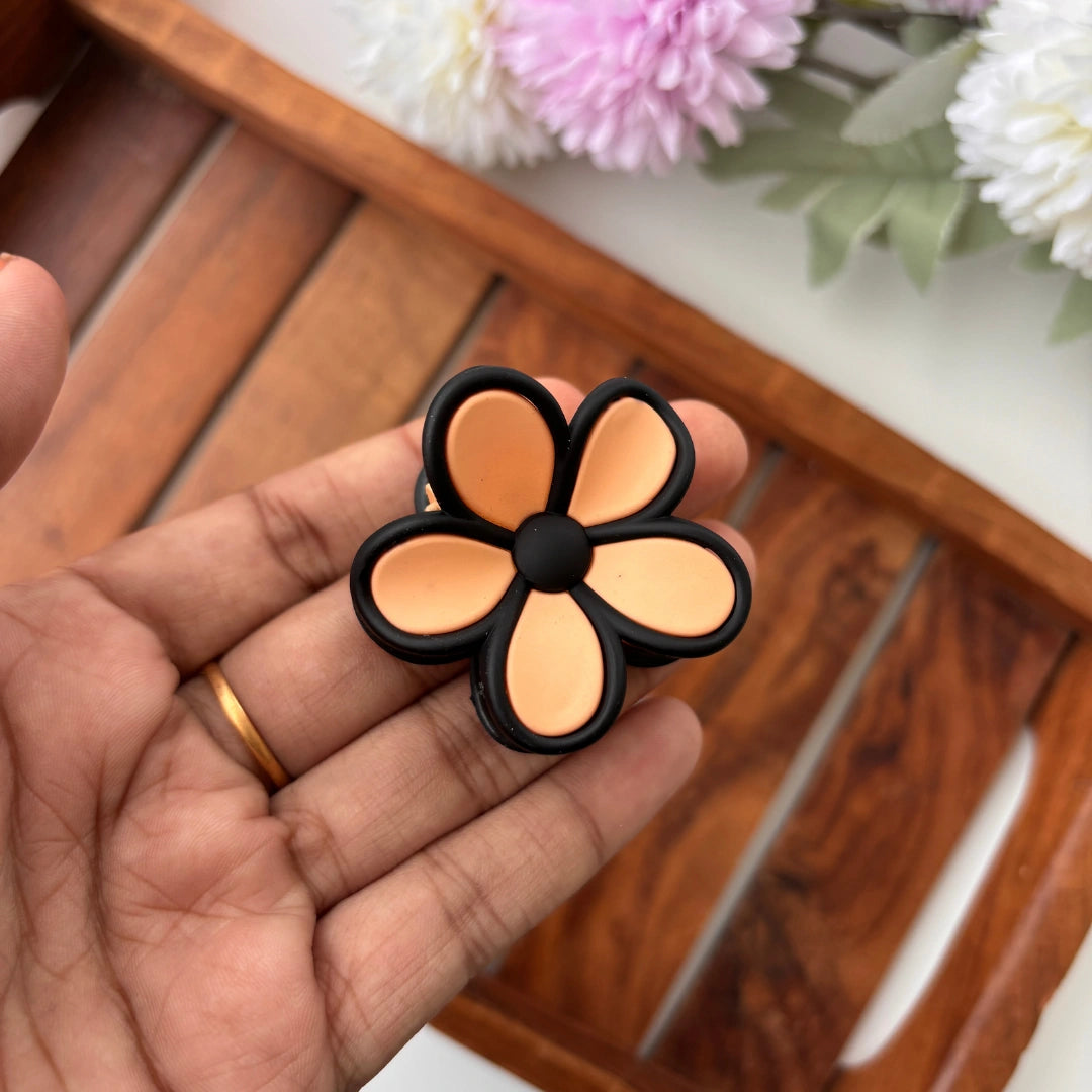 Glossy Outline Daisy Flower Hair Claw – Small