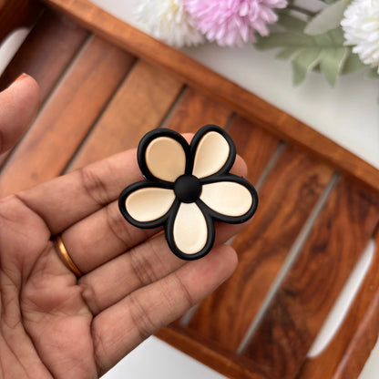 Glossy Outline Daisy Flower Hair Claw – Small